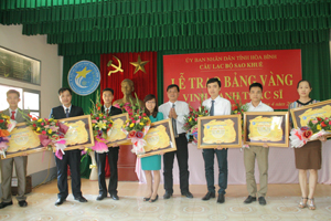 Tiến sỹ Nguyễn Hồng Mạc, Chủ tịch CLB Sao Khuê trao bảng vàng vinh danh cho các thạc sỹ huyện Lạc Sơn.